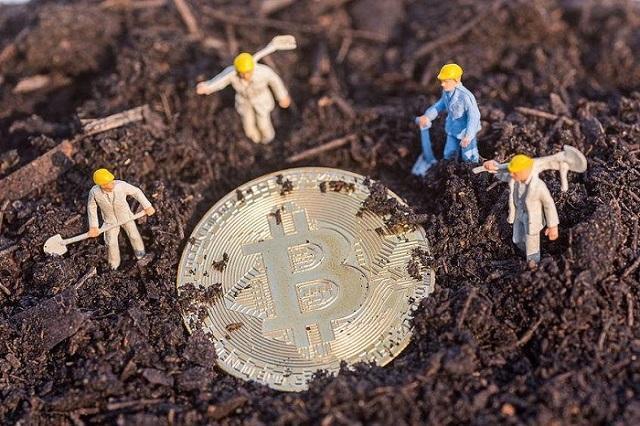 断崖式下跌!比特币从13万跌到10万,7.7万人爆仓哀鸿遍野3 断崖式下跌!比特币从13万跌到10万,7.7万人爆仓哀鸿遍野3