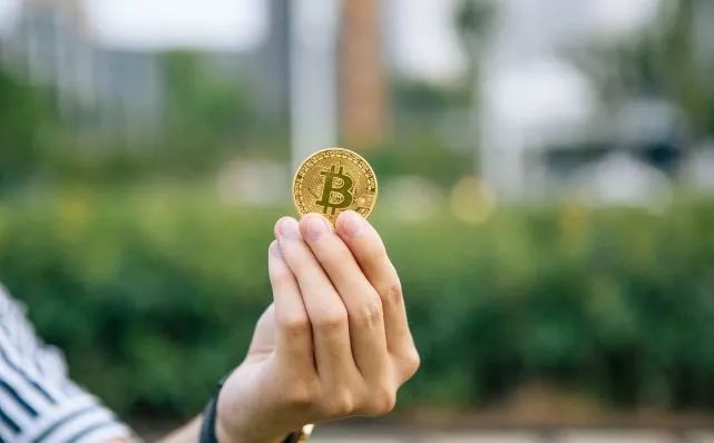 比特币炒到5.5万美元，总市值排名天下第六，会成为谁的“财富盛宴”？