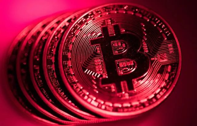 比特币炒到5.5万美元，总市值排名天下第六，会成为谁的“财富盛宴”？2