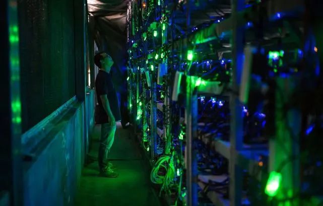 比特币炒到5.5万美元，总市值排名天下第六，会成为谁的“财富盛宴”？4